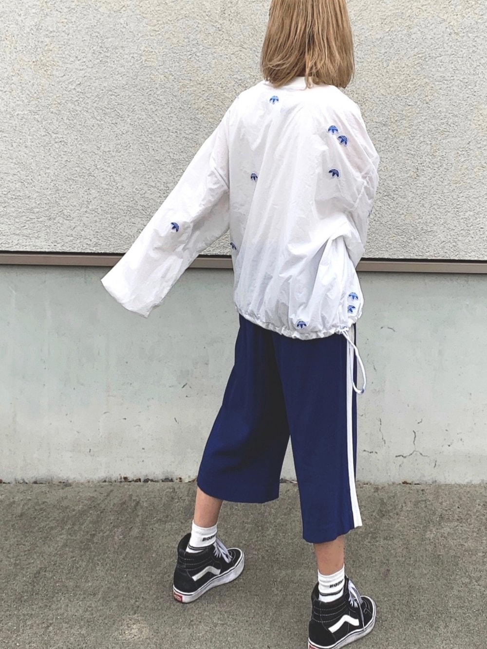 「アディダスxアレキサンダーワン、アディダス、アレキサンダーワン、MSGM、ラインパンツ、オトナカジュアル、バンズ、スニーカー」｜「adidasのアイテム（スウェット、ホワイト系）」を使った、ココゲさん（レディース・150cm）の秋コーディネートの1枚目の写真