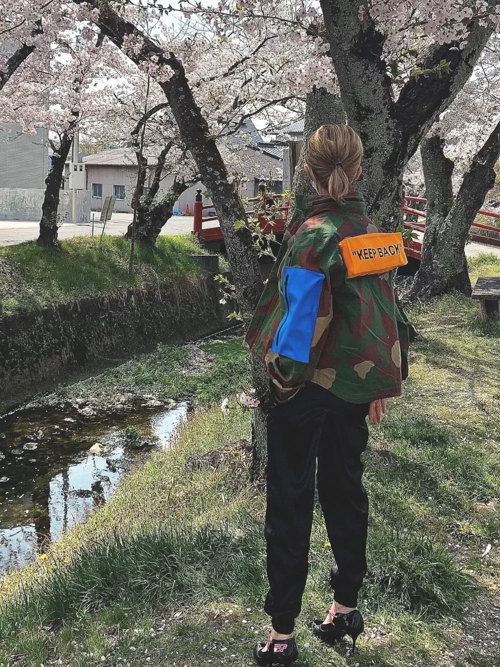「ナイキ、オフホワイト、迷彩、サテンパンツ、プラダ、エナメルシューズ、オトナカジュアル、低身長コーデ、Sサイズ」｜「NIKEのアイテム（ブルゾン、グリーン系）」を使った、ココゲさん（レディース・150cm）の春コーディネートの1枚目の写真