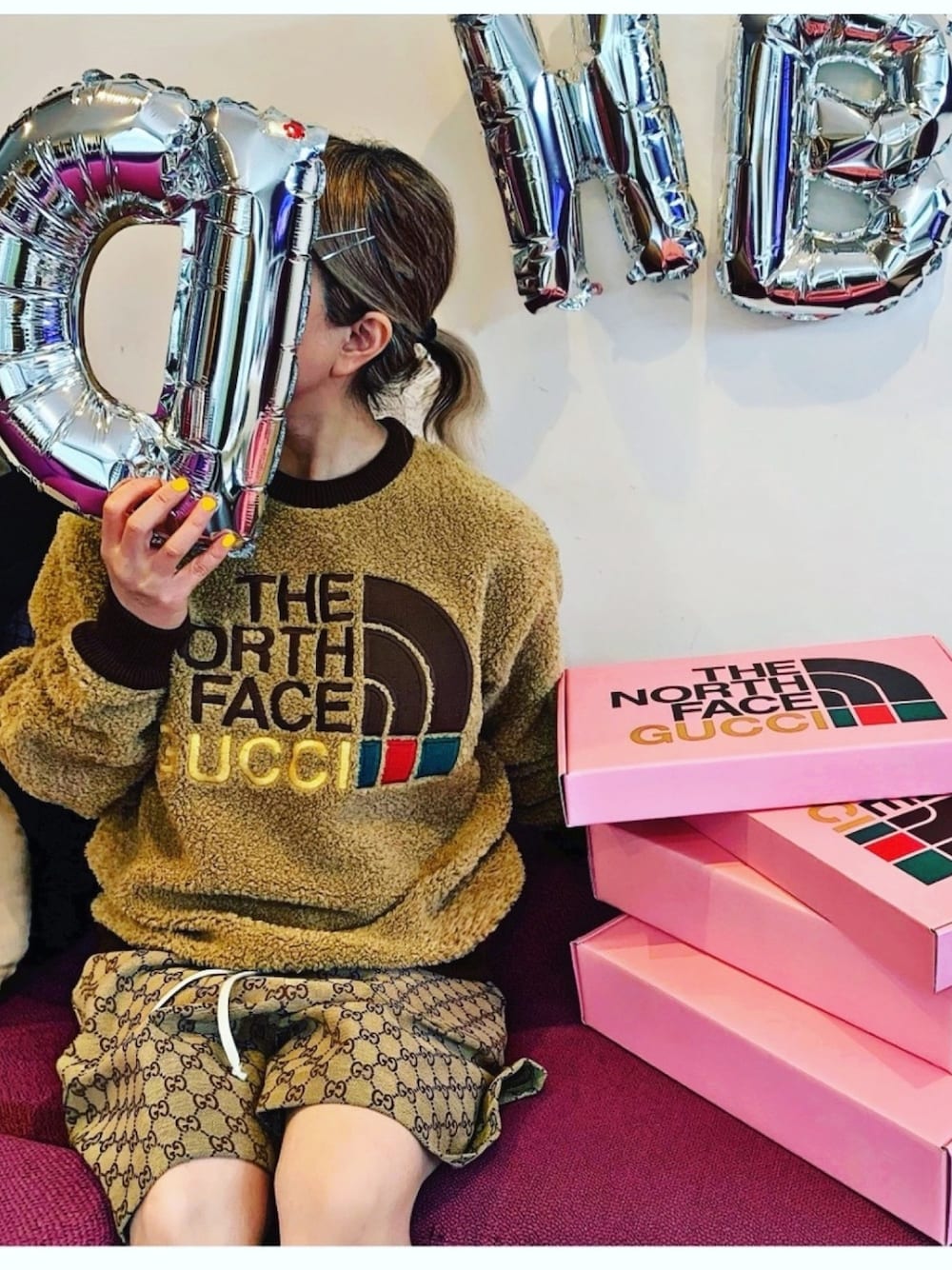 「グッチ、グッチxザノースフェイス、ザノースフェイス、ロゴスウェット、ロゴパンツ、オトナカジュアル」｜「GUCCIのアイテム（スウェット、ベージュ系）」を使った、ココゲさん（レディース・150cm）の春コーディネートの1枚目の写真