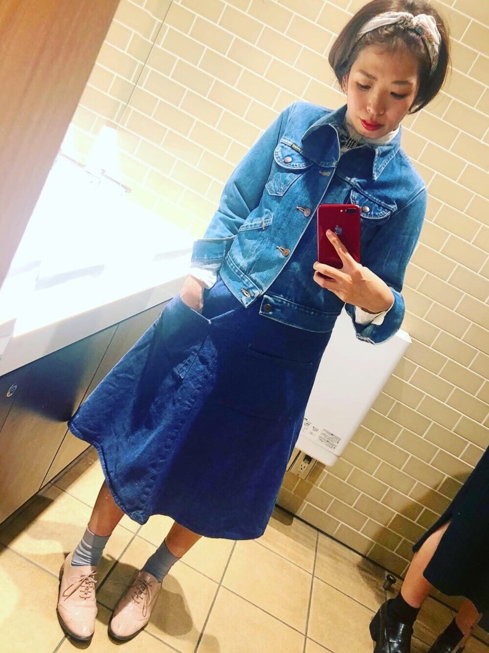 ブルー系のデニムジャケット、ホワイト系のシャツ/ブラウス、ピンク系のドレスシューズを着用したレディースの秋コーディネートの1枚目の写真