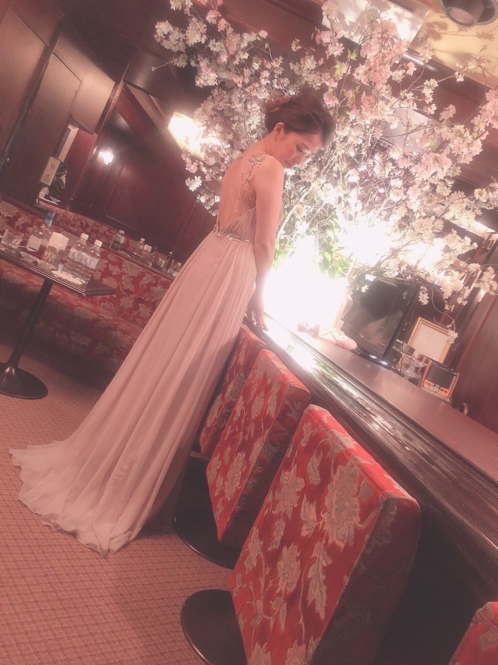 「お花見、桜、dress、ドレス、背中空き、セクシー、キラキラ、オトナカジュアル、パーティースタイル、PARTY」｜「dressのアイテム（ドレス、ベージュ系）」を使った、tacco☻さん（レディース・154cm）の春コーディネートの1枚目の写真