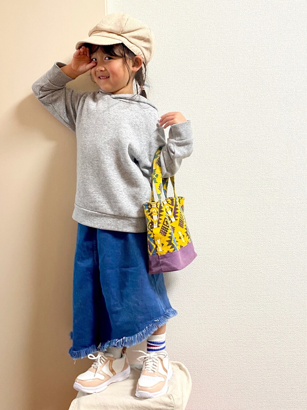 「部屋撮り、キッズファッション、シンプル、プチプラ、韓国子供服、ライトオン、ユニクロ、おしゃれさんと繋がりたい、オトナカジュアル」｜「UNIQLOのアイテム（パーカー、グレー系）」を使った、shizuuさん（キッズ・100cm）の春コーディネートの1枚目の写真