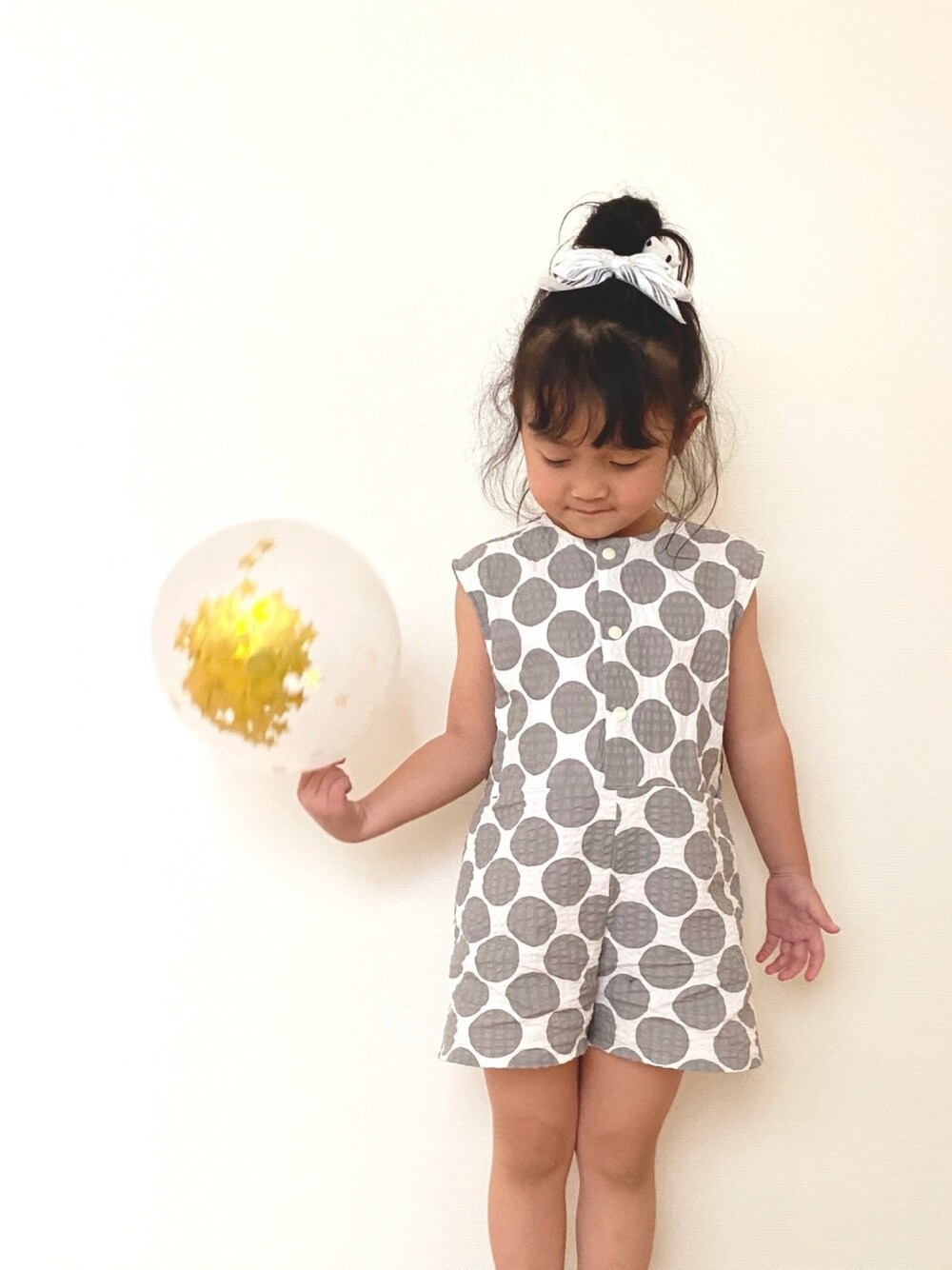 「キッズファッション、夏コーデ、つなぎ、おしゃれさんと繋がりたい、ootd、ハンドメイド、handmade、おんなのこ、5歳、ドット」｜「Handmadeのアイテム（つなぎ/オールインワン、グレー系）」を使った、shizuuさん（キッズ・100cm）の春コーディネートの1枚目の写真