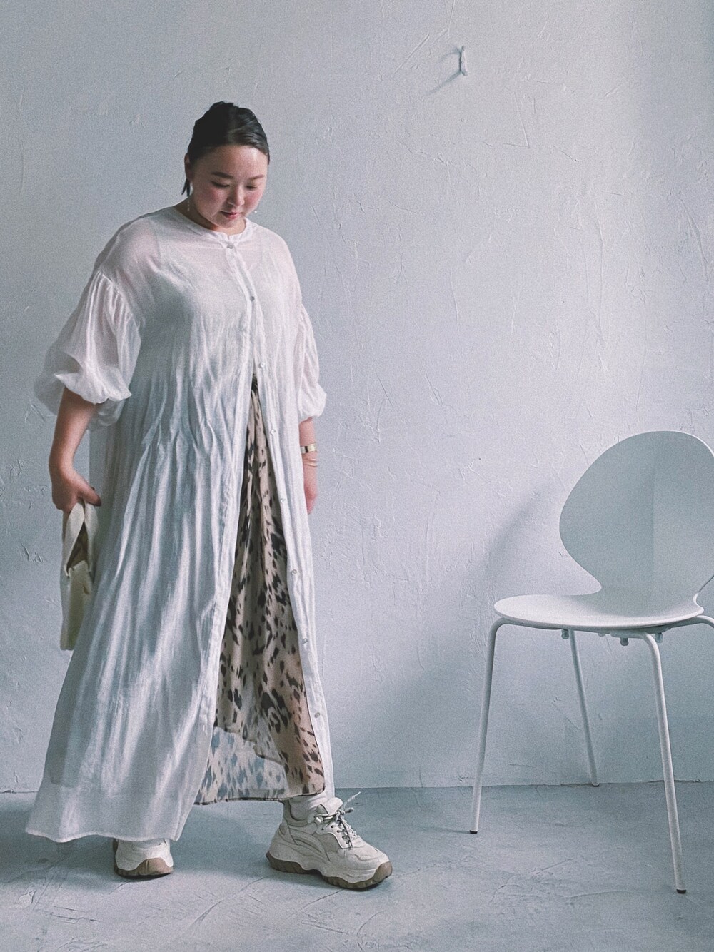 「これが私をアゲる服、シンプルコーデ、お洒落さんとつながりたい、ダッドスニーカー、今日のコーデ、韓国ファッション、シャツスタイル、スカート、カジュアル、レオパード」｜「primarasのアイテム（ワンピース/ドレス、ベージュ系）」を使った、shizuuさん（レディース・152cm）の春コーディネートの1枚目の写真