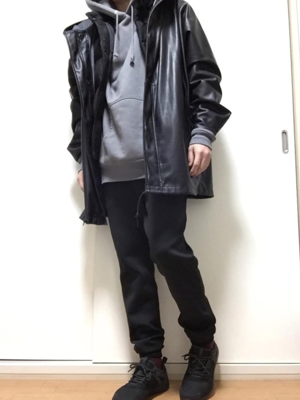 「レザージャケット、リーボック(Reebok)、N.HOOLYWOOD、パーカー、ダウンベスト、モノトーン、休日コーデ、スニーカー、うごきやすい、ラクチンコーデ」｜「N.HOOLYWOODのアイテム（ジャケット/アウター、ブラック系）」を使った、Noelさん（メンズ・172cm）の冬コーディネートの1枚目の写真