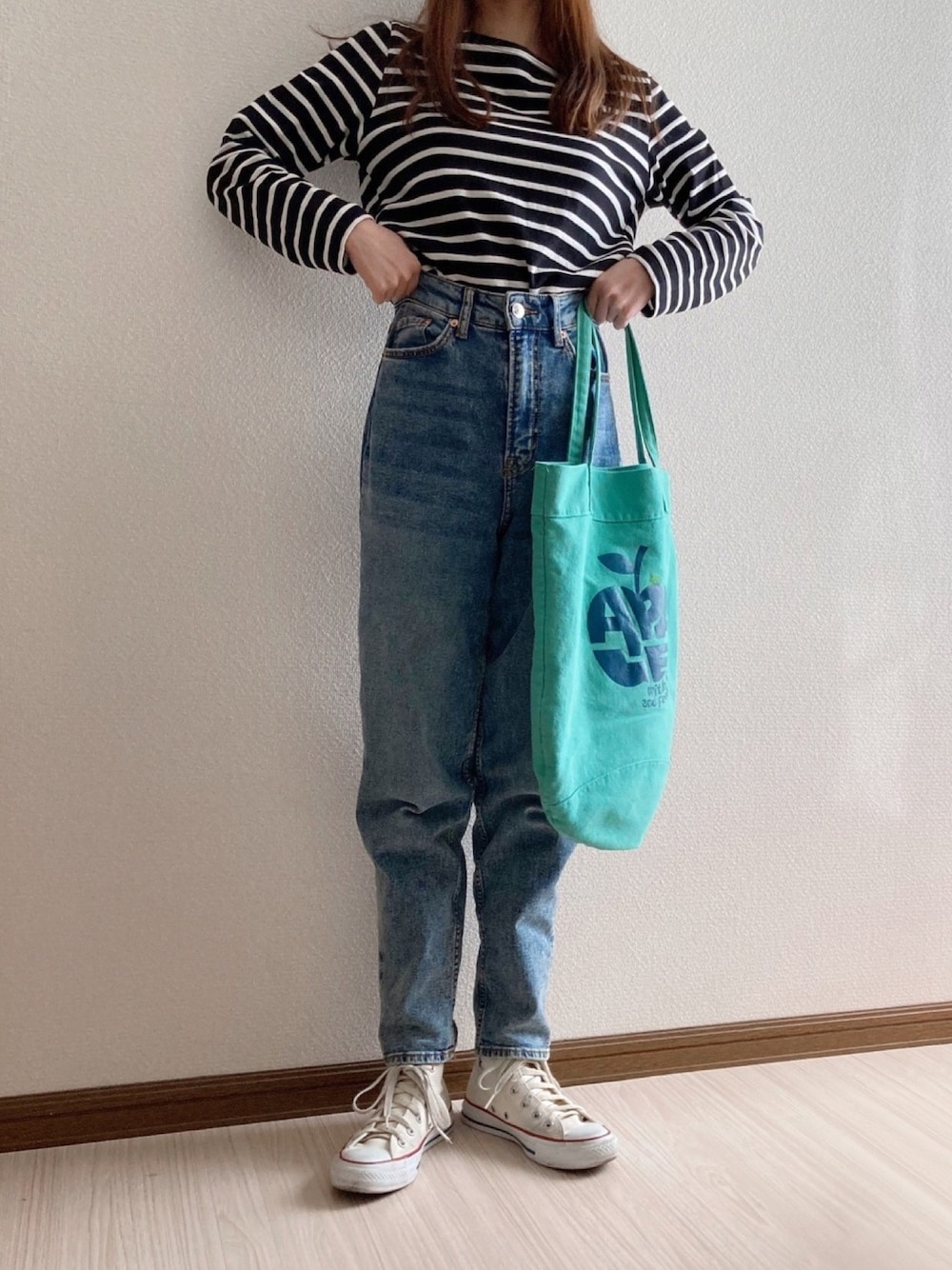 ブラック系のTシャツ/カットソー、ホワイト系のスニーカーを着用したレディースの冬コーディネートの1枚目の写真