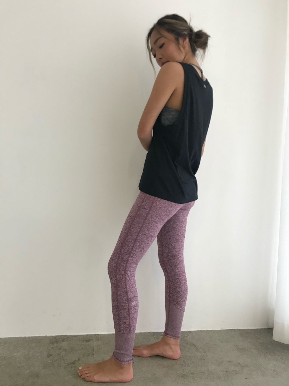 「今日のコーデ、おうちヨガ、ヨガスタイル、ヨガ、スポーツミックス、おしゃれさんと繋がりたい、おうち時間、おうちスタイル、ワークアウト」｜「NERGYのアイテム（レッグウェア、パープル系）」を使った、SAYAさん（レディース・157cm）の春コーディネートの1枚目の写真