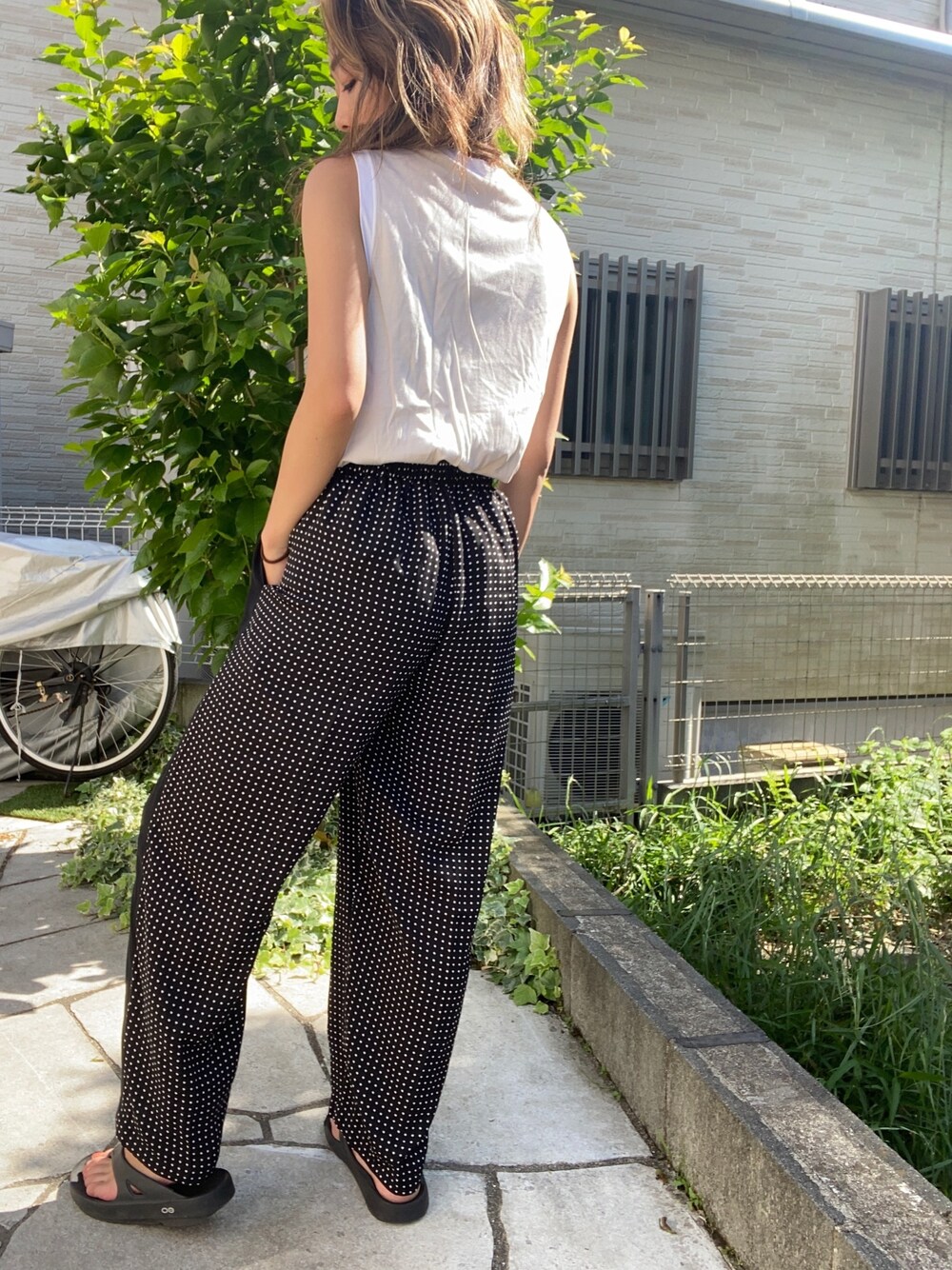 「今日のコーデ、夏、リラックススタイル、ストレートパンツ、ワイドパンツ、カジュアル、お洒落さんとつながりたい、シンプル、春コーデ、休日コーデ」｜「NERGYのアイテム（パンツ、ブルー系）」を使った、SAYAさん（レディース・157cm）の春コーディネートの1枚目の写真