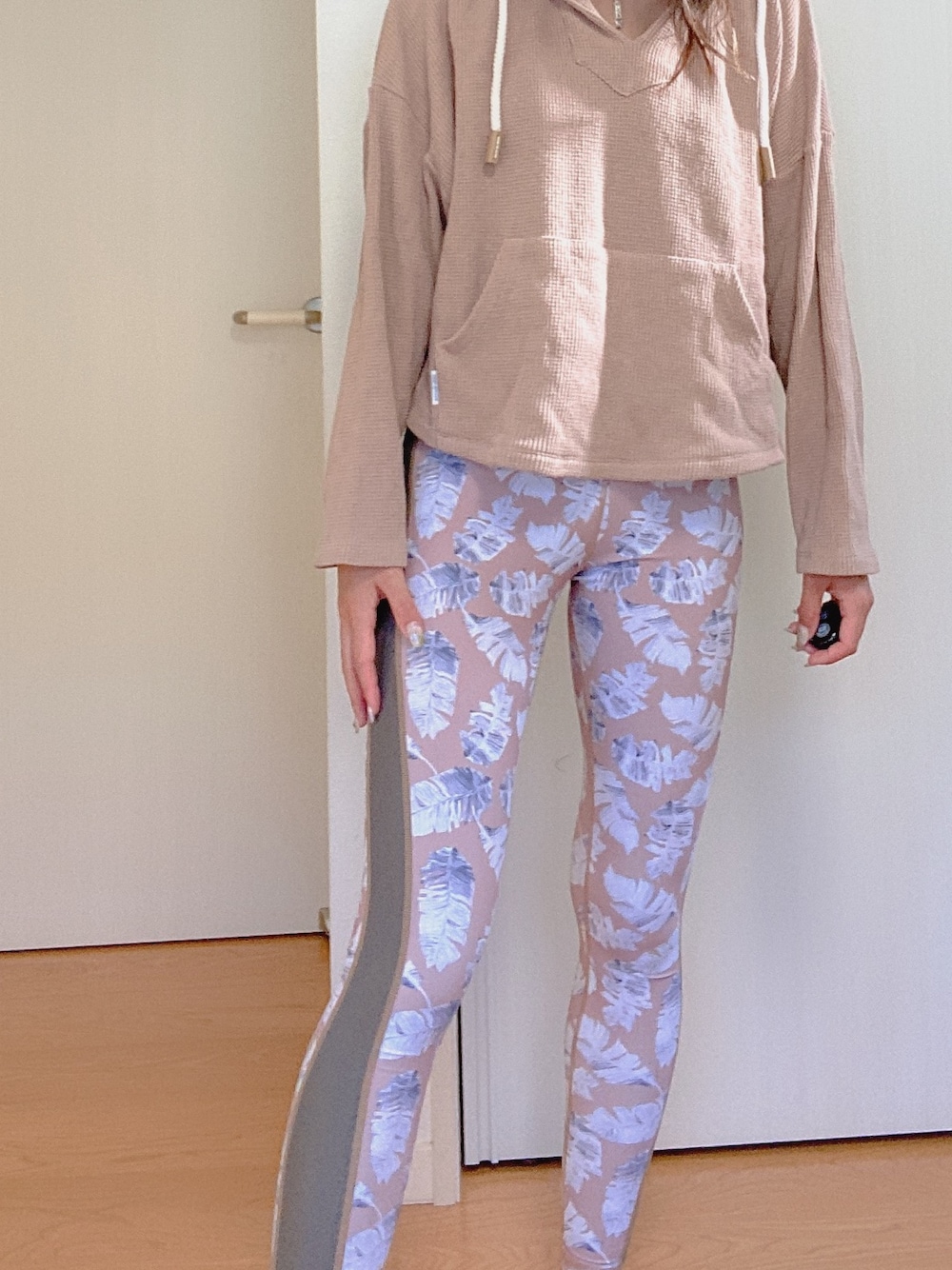 「お洒落さんとつながりたい、ラクチンコーデ、ootd、ブラウン、alexiastam、アリシアスタン、ヨガ、トレーニング、おうちファッション、ゆるコーデ」｜「NERGYの【NERGY×ALEXIA STAM】【水陸両用】リーフタイツ（レギンス/スパッツ、イエロー系）」を使った、SAYAさん（レディース・157cm）の春コーディネートの1枚目の写真