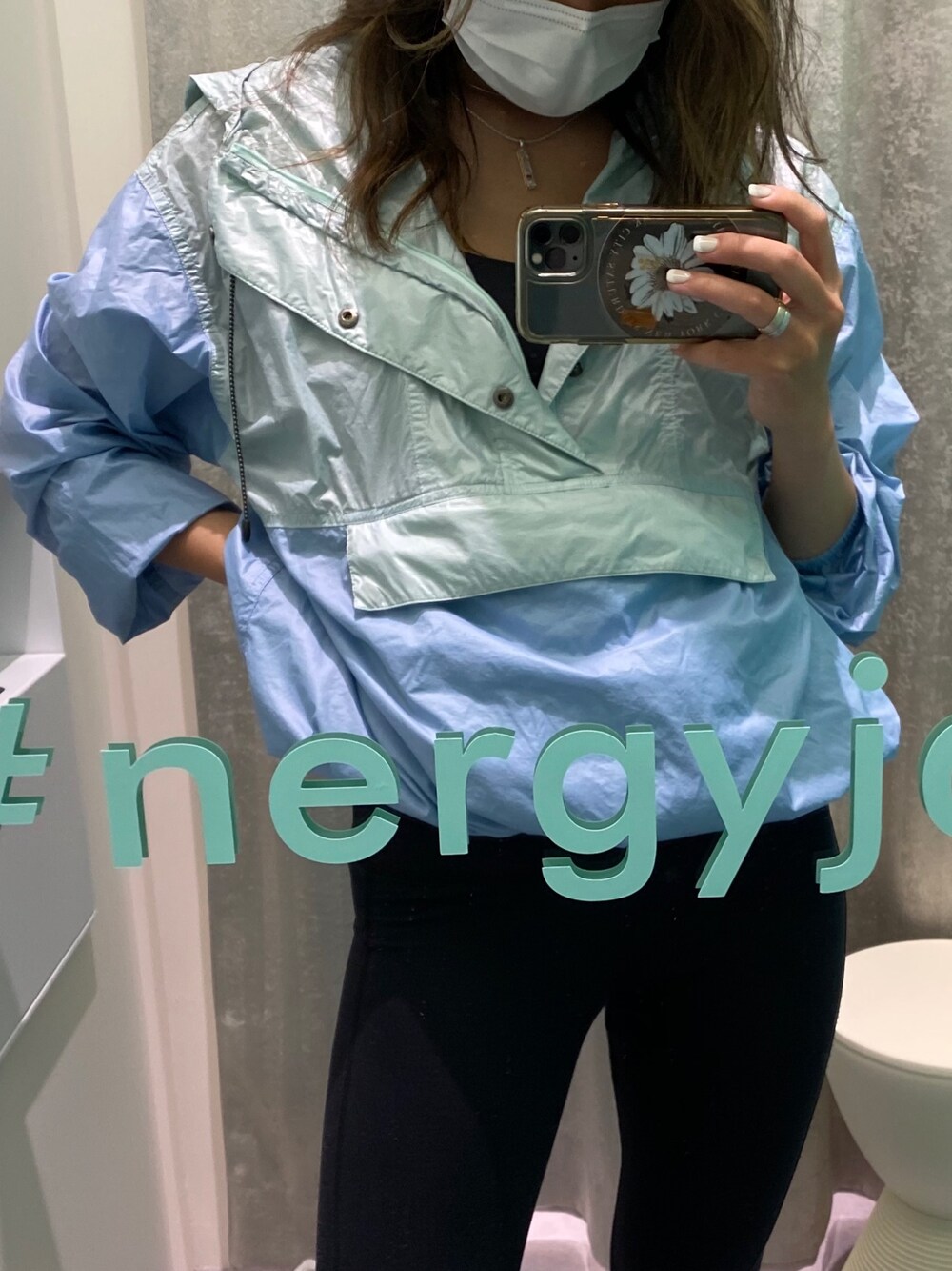「シンプル、夏、着回しコーデ、アノラック、タイツ、nergy、おしゃれさんと繋がりたい、ゆるコーデ」｜「NERGYのアノラックフーディ（ナイロンジャケット、ブルー系）」を使った、SAYAさん（レディース・157cm）の夏コーディネートの1枚目の写真