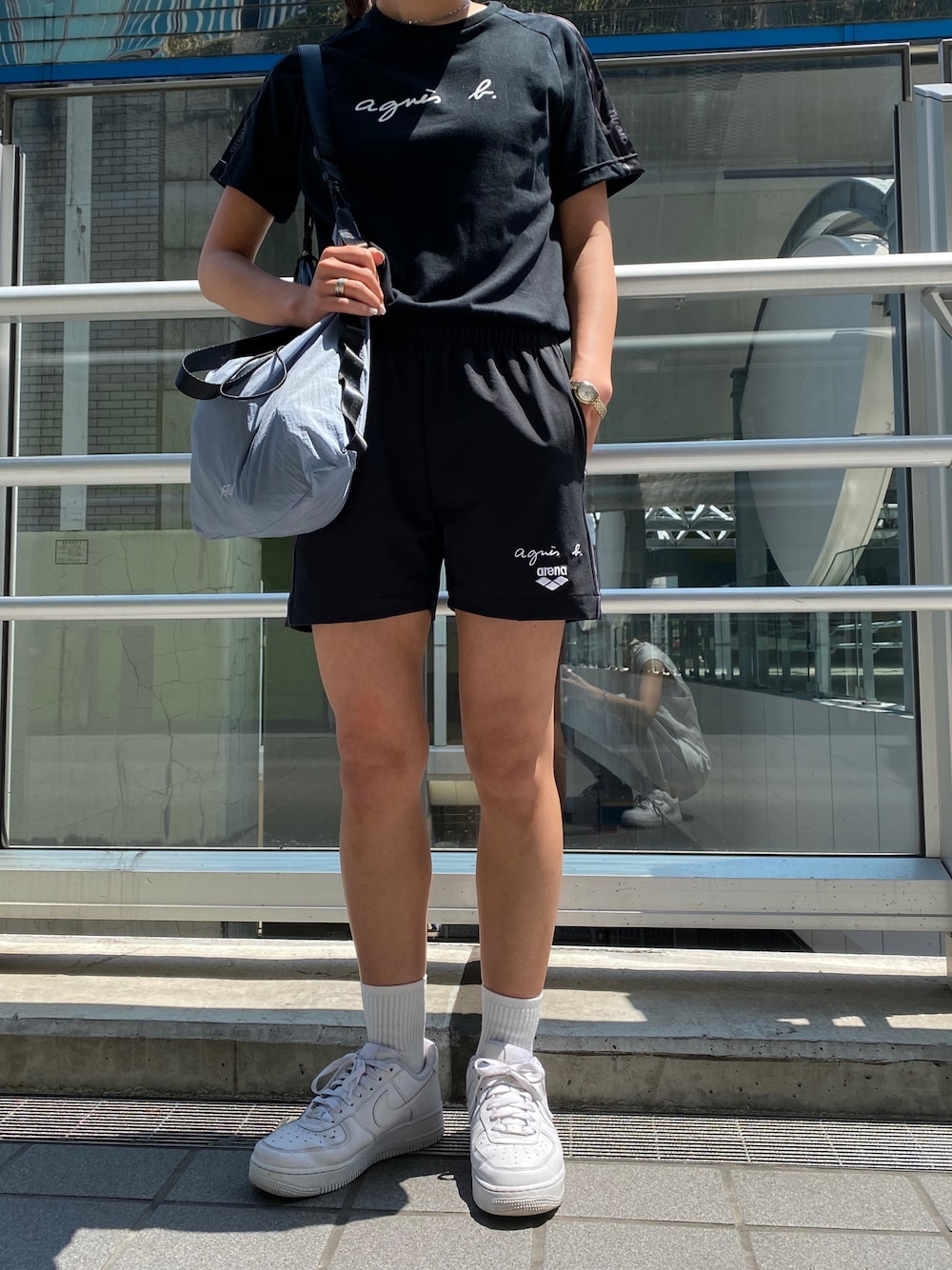 「アニエスベー、agnes b.、ショートパンツ、シンプルコーデ、リラックススタイル、ブラックコーデ、春夏コーデ、arena、アニエスベー(agnes b.)、ゆるコーデ」｜「NERGYのアイテム（Tシャツ/カットソー、ブラック系）」を使った、SAYAさん（レディース・157cm）の夏コーディネートの1枚目の写真