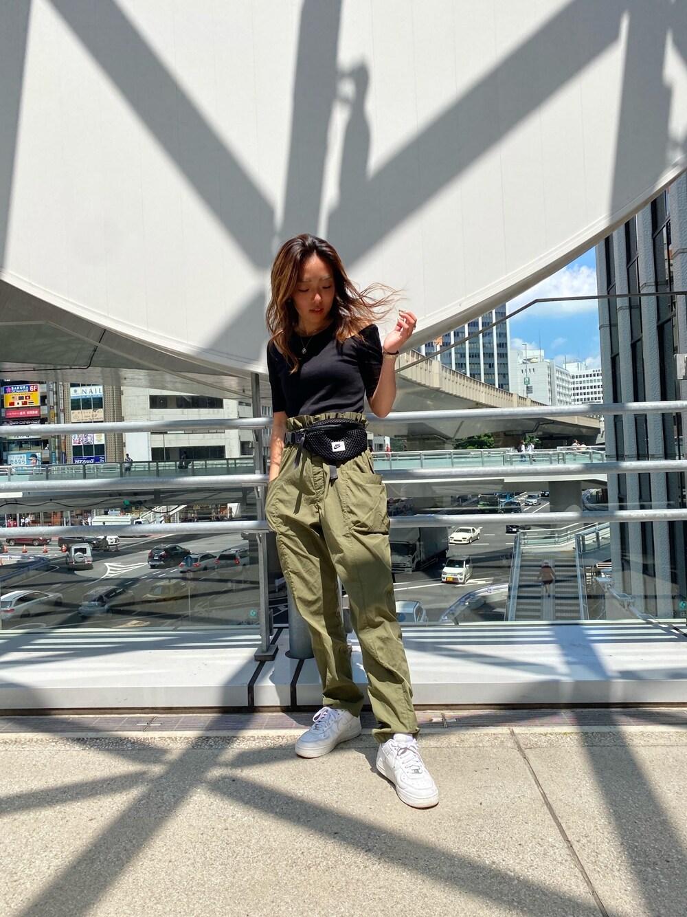 「リラックススタイル、夏コーデ、ワークパンツ、カーゴパンツ、NIKE、ootd、休日スタイル」｜「NERGYの【RICO IKEDA × NERGY】カップ付きリブトップス（Tシャツ/カットソー、ブラック系）」を使った、SAYAさん（レディース・157cm）の夏コーディネートの1枚目の写真