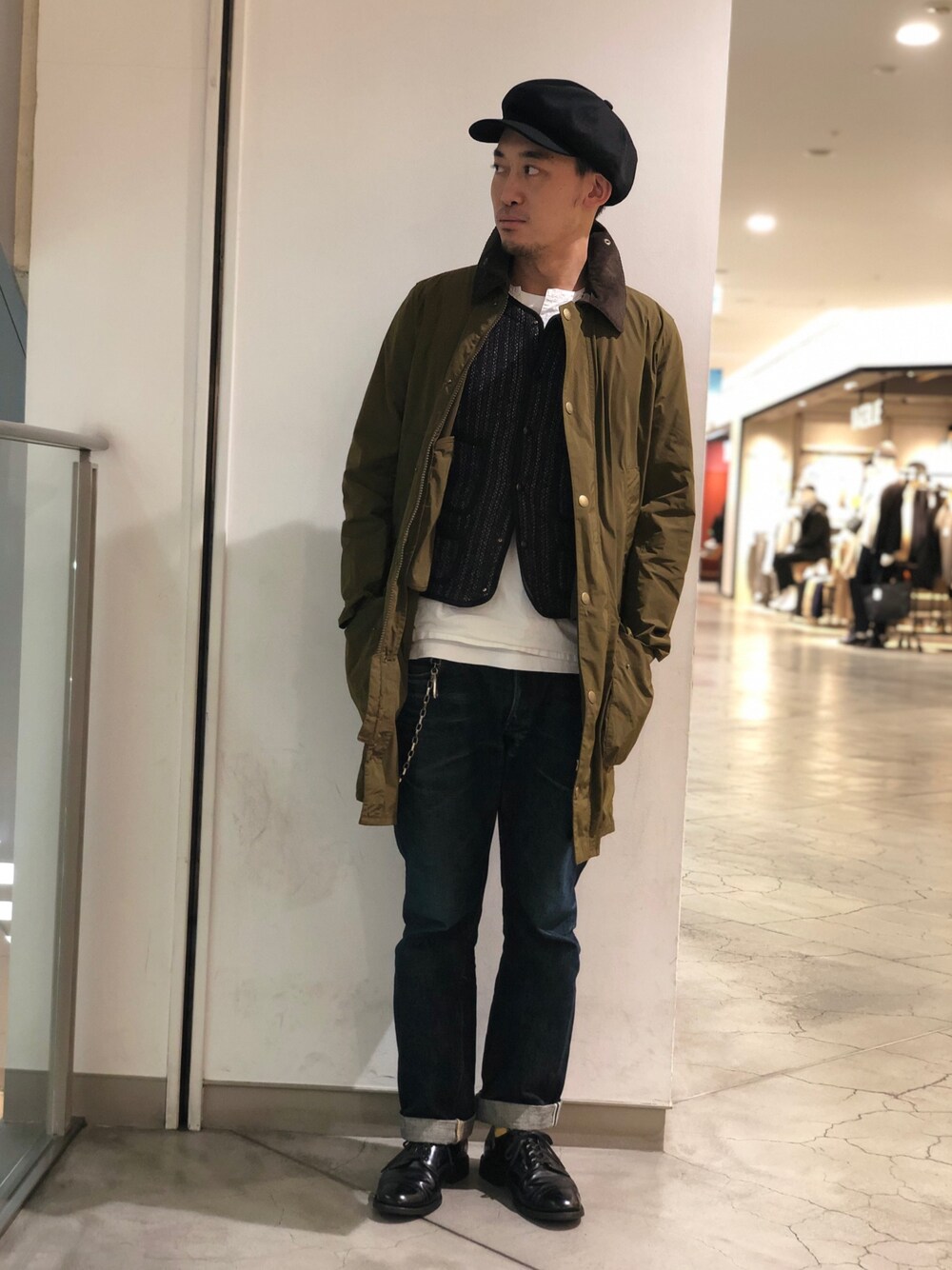 「デニム、ベスト、キャスケット、レイヤードスタイル、ロングコート、カーキ、革靴、barbour、春コーデ、ナイロンコート」｜「SANDERSのSANDERS(サンダース)  PUNCHED CAP DERBY SHOE（ドレスシューズ、ブラック系）」を使った、Yasunori Chijiwaさん（メンズ・175cm）の冬コーディネートの1枚目の写真