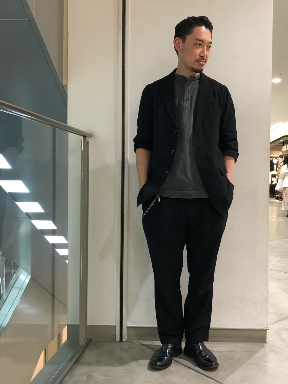 「セットアップ、ジャケットスタイル、テーラードジャケット、シンプルコーデ、おしゃれさんと繋がりたい、セットアップ　着回し、休日スタイル、春コーデ、きれいめカジュアル、今日のコーデ」｜「sage de cretのSAGE DE CRET(サージュデクレ) 別注 2WAYストレッチテーラードジャケット　/ 31-90-3114（テーラードジャケット、ブラック系）」を使った、Yasunori Chijiwaさん（メンズ・175cm）の冬コーディネートの1枚目の写真