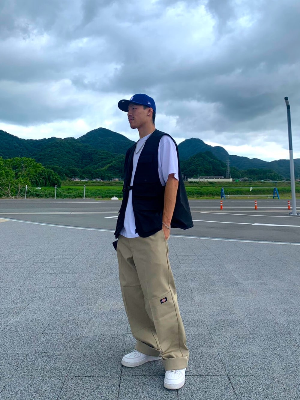 「大人カジュアル、スニーカーコーデ、白Tシャツ、ビッグシルエット、シンプルコーデ、お洒落さんとつながりたい、大人コーデ、プチプラ、古着MIX、フィッシングベスト」｜「NIKEのナイキ エア フォース 1 '07 メンズシューズ / Nike Air Force 1 '07 Men's Shoes CW2288-111 White（スニーカー、ホワイト系）」を使った、すぎもんさん（メンズ・167cm）の夏コーディネートの1枚目の写真