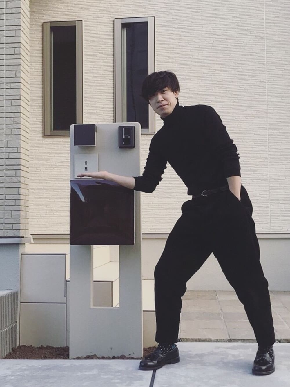 「シンプルコーデ、秋のコーデ、オトナカジュアル、黒、黒パンツ、冬コーデ、モード、低身長、ワイドパンツ、コーデュロイ」｜「UNIQLOのアイテム（ニット/セーター、ブラック系）」を使った、YANさん（メンズ・167cm）の秋コーディネートの1枚目の写真