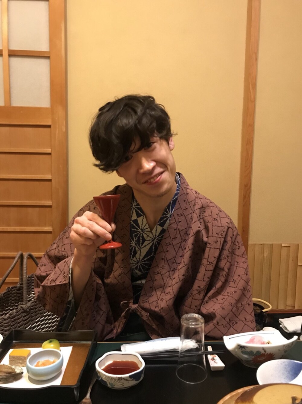 「オトナカジュアル、箱根」｜「旅館のアイテム（浴衣、ブラウン系）」を使った、YANさん（メンズ・167cm）の冬コーディネートの1枚目の写真