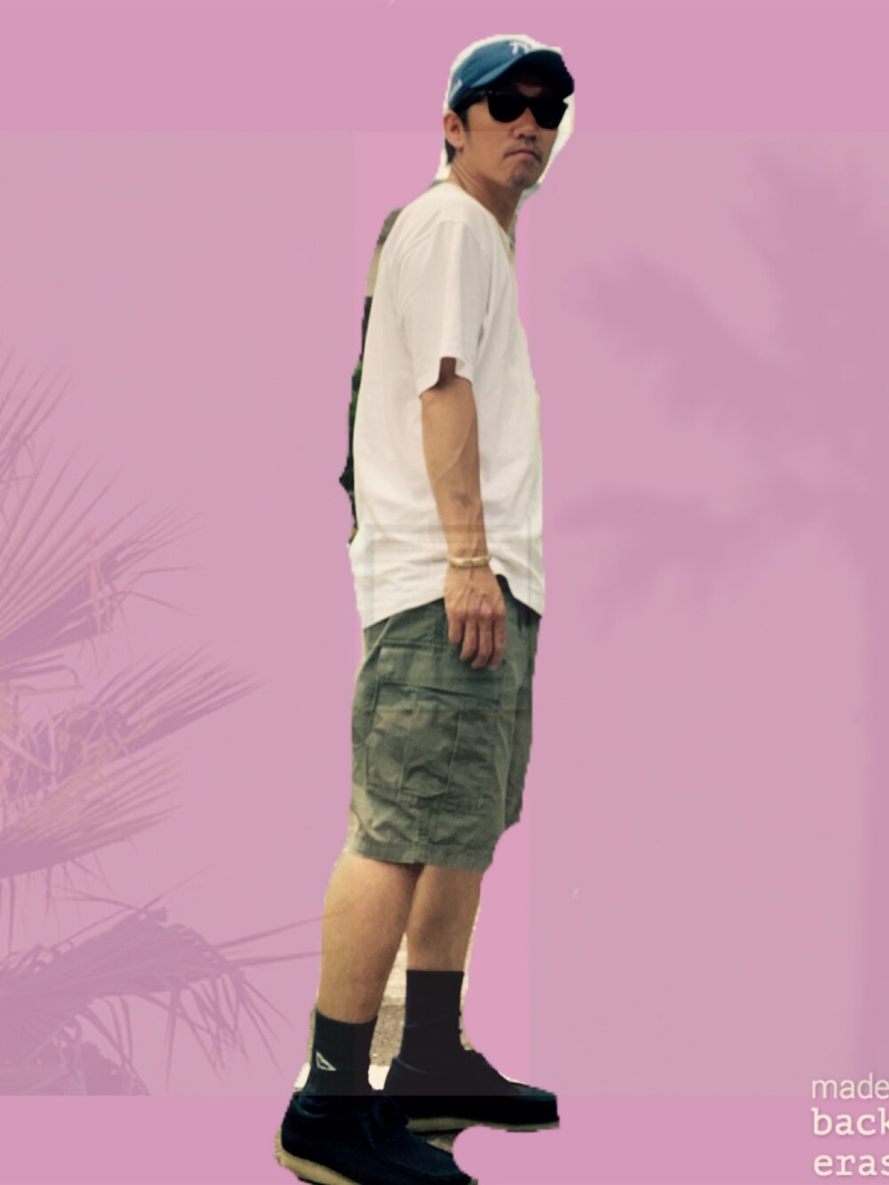「夏コーデ、オトナカジュアル、白Tシャツ、ユニクロ、クラークス、ニューエラ、ヤンキース、カーゴパンツ、ショートパンツ」｜「UNIQLOのクルーネックＴ（半袖）（Tシャツ/カットソー、ホワイト系）」を使った、Kousuke Matsumotoさん（メンズ・171cm）の夏コーディネートの1枚目の写真