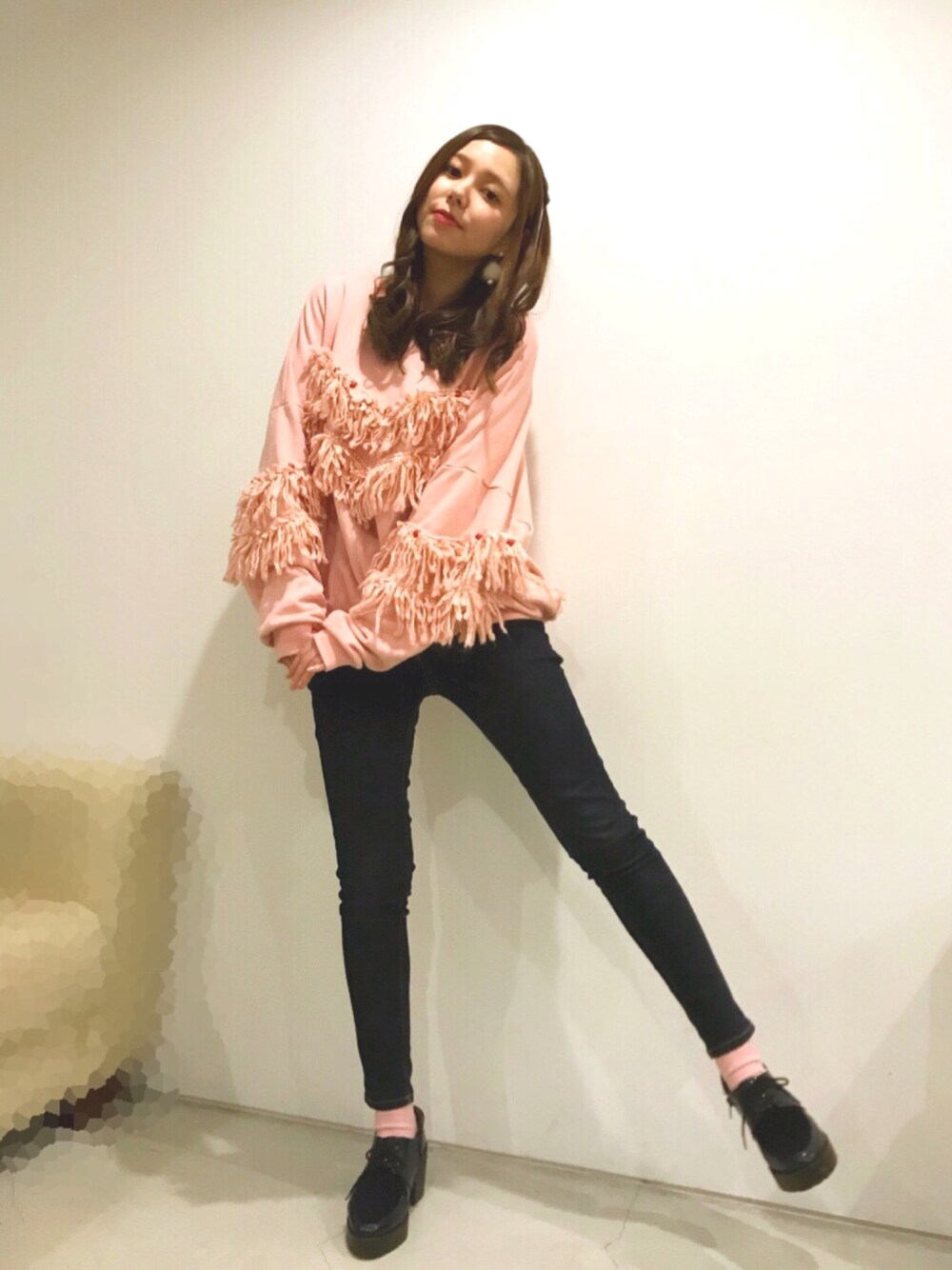 「カジュアル、スキニーデニム、デニム、ピンク、オーバーサイズ、おしゃれさんと繋がりたい、スキニー」｜「jouetieのニットフリンジプルオーバー（スウェット、ピンク系）」を使った、mikichuさん（レディース・159cm）の春コーディネートの1枚目の写真