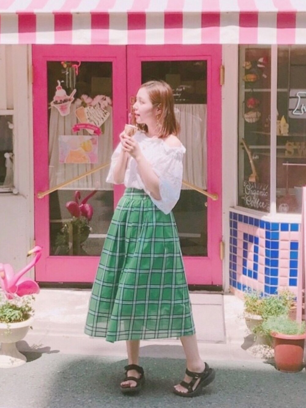 「大人カジュアル、ラクチンコーデ、チェックスカート、大人ガーリー、グリーン、teva、スポーツサンダル、きれいめカジュアル、オフショル、スポーツミックス」｜「VISの【2WAY】パンチングレースオフショルダーブラウス（シャツ/ブラウス、ホワイト系）」を使った、mikichuさん（レディース・159cm）の夏コーディネートの1枚目の写真