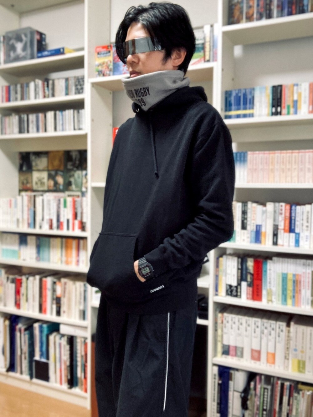 ブラック系のジャケット/アウター、ブラック系のパンツ、グレー系のファッション雑貨を着用したメンズの冬コーディネートの1枚目の写真