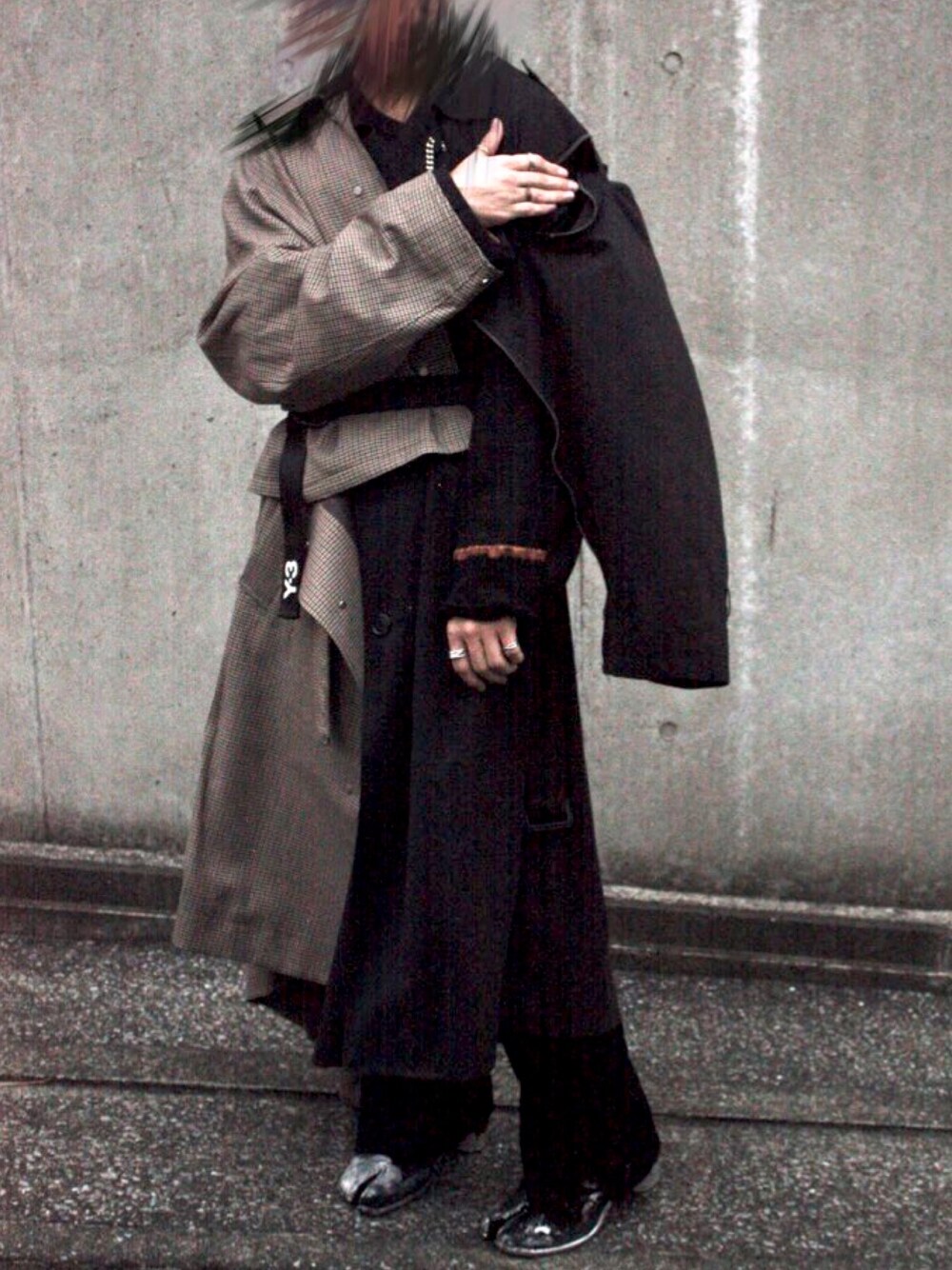 「stein、yoke、JHON LAWLENCE SULLIVAN、フレアパンツ、秋服、秋のコーデ、レイヤードスタイル、おしゃれさんと繋がりたい、いいね、save、フォローお願いします🤑、トレンチコート」｜「Maison Margielaのアイテム（ブーツ、ブラック系）」を使った、坂口峻吾♻️さん（メンズ・169cm）の秋コーディネートの1枚目の写真