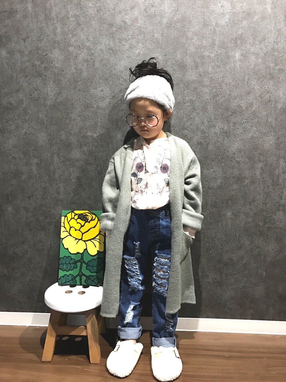 「ZARA、ダメージデニムパンツ、ブラウス、ダスティピンク、サボ」｜「RODEO CROWNS WIDE BOWLのラウンド クリア グラス（サングラス、ブラウン系）」を使った、になこ＊さん（キッズ・100cm）の冬コーディネートの1枚目の写真