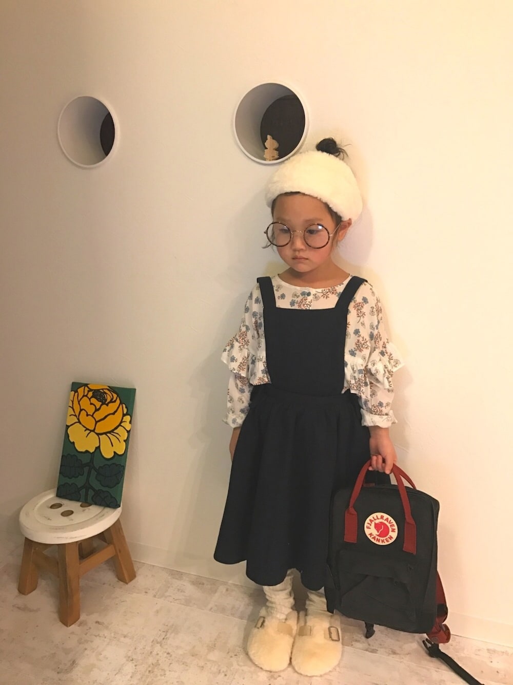 「エプロンワンピース、ヘアバンド、ZARA、バックパック」｜「GUのアイテム（ヘアバンド、ホワイト系）」を使った、になこ＊さん（キッズ・100cm）の冬コーディネートの1枚目の写真