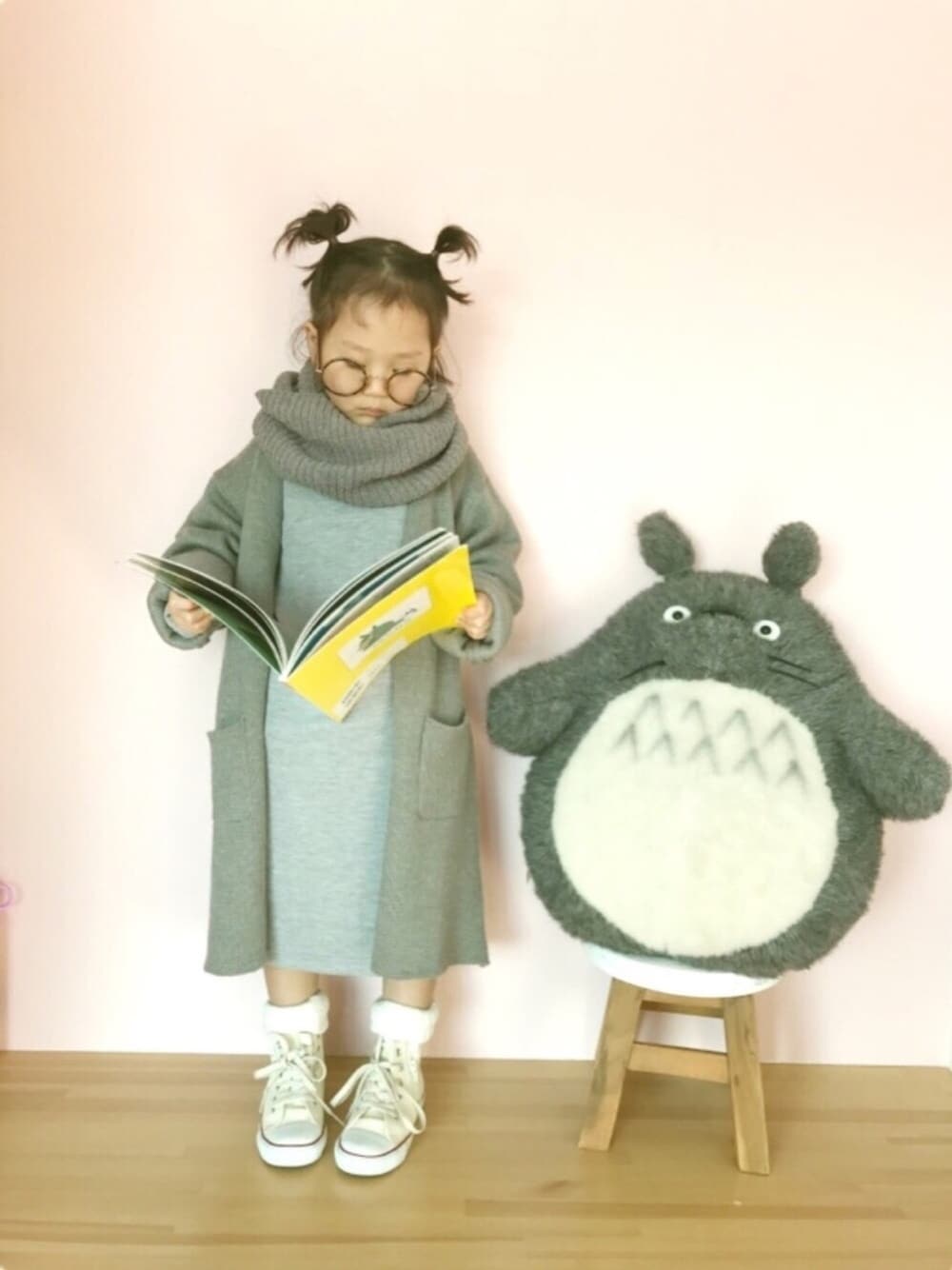 「2017KFWS、トトロ、ジブリ、肉を食らう乙女の日、コーディガン、ニットワンピース、グレーコーデ、スヌード、肉の日」｜「RODEO CROWNS WIDE BOWLのラウンド クリア グラス（サングラス、ブラウン系）」を使った、になこ＊さん（キッズ・100cm）の冬コーディネートの1枚目の写真