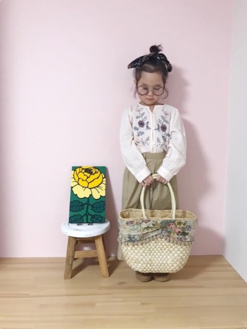 「刺繍ブラウス、ワイドパンツ、ピンク、めがね、カゴバック、アンティーク、丸メガネ、春コーデ」｜「RODEO CROWNS WIDE BOWLのラウンド クリア グラス（サングラス、ブラウン系）」を使った、になこ＊さん（キッズ・100cm）の春コーディネートの1枚目の写真