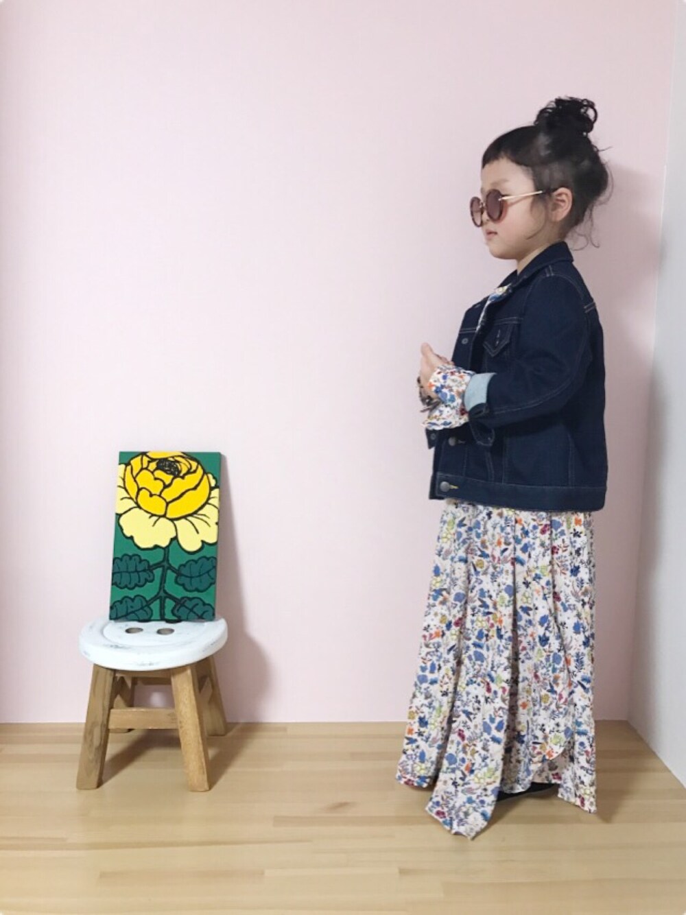 「YOU ARE SO COOL!!、マキシ丈ワンピース、デニムジャケット、サングラス」｜「HUGのアイテム（サングラス、ブラウン系）」を使った、になこ＊さん（キッズ・100cm）の春コーディネートの1枚目の写真