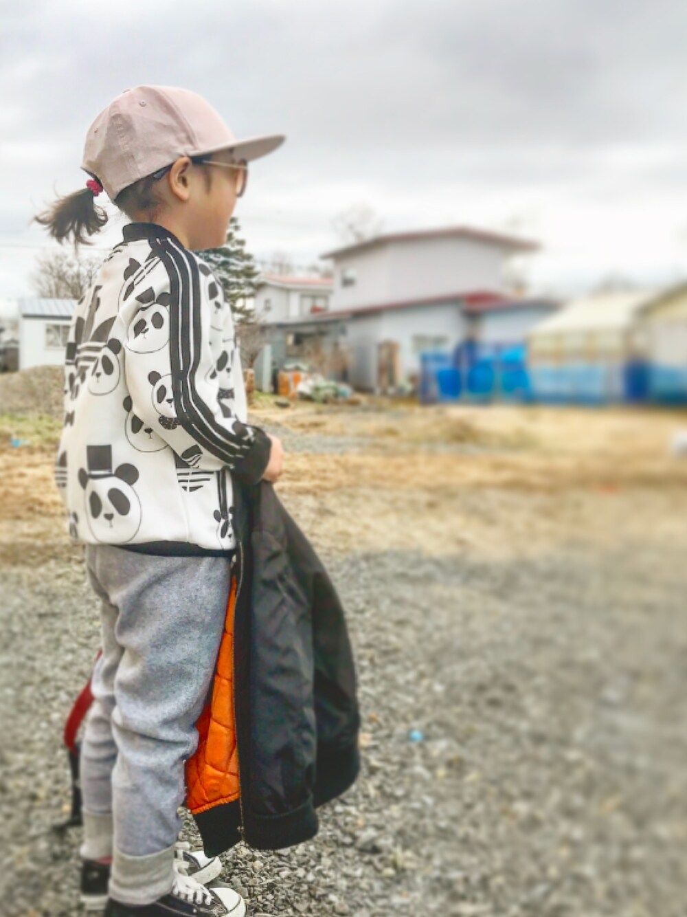 「ジャージ、韓国子供服、スウェット、コンバース、キャップ、MA-1」｜「monmimiのアイテム（キャップ、ピンク系）」を使った、になこ＊さん（キッズ・100cm）の春コーディネートの1枚目の写真