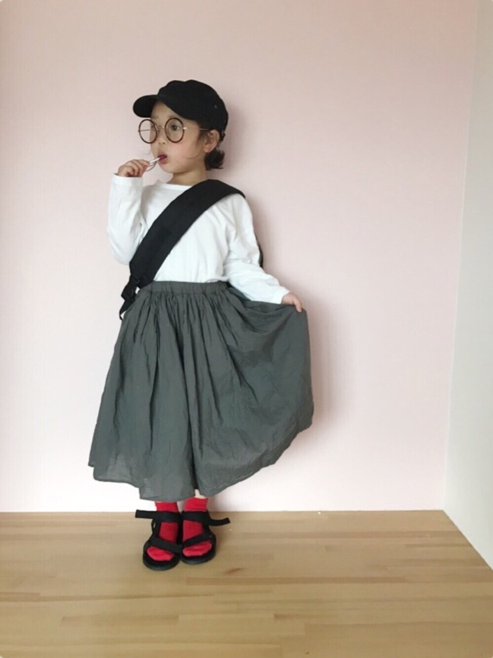 「お誕生日おめでとう！、スカート、キャップ、サンダル、サンダルに靴下、monmimi」｜「monmimiのアイテム（キャップ、ブラック系）」を使った、になこ＊さん（キッズ・100cm）の春コーディネートの1枚目の写真