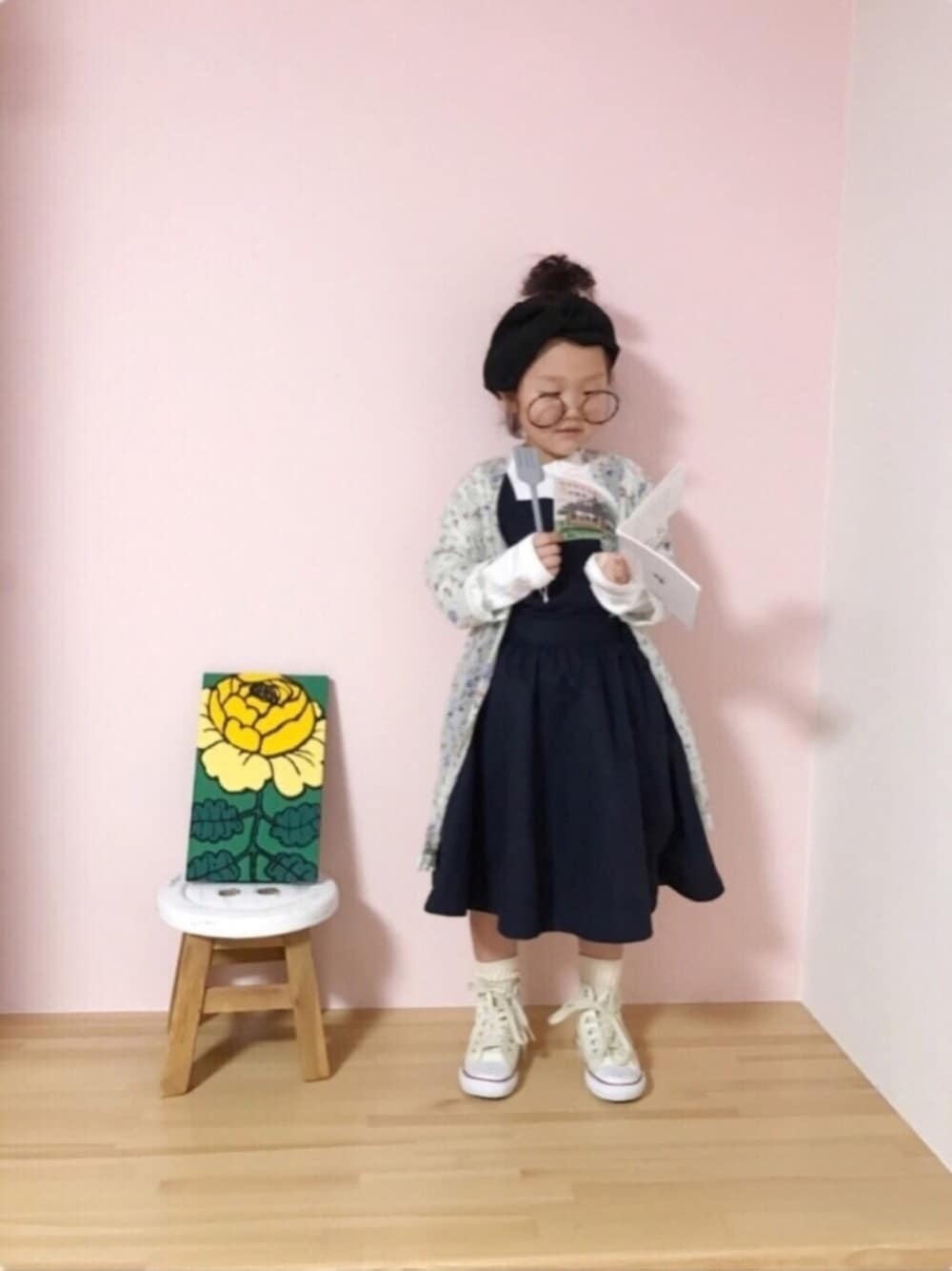 「ガウン、エプロンワンピース、ヘアバンド、めがね、converse、スニーカー、ネイビー×ホワイト、白タートルネック、ドラフトシップスキッズ」｜「GLOBAL WORKの【WEB限定価格】ヒネリターバン/707538（その他ヘアアクセサリー、ブラック系）」を使った、になこ＊さん（キッズ・100cm）の冬コーディネートの1枚目の写真