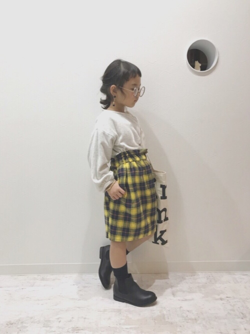 「カンケンミニ、めがね、チェック、タイトスカート、袖ボリューム、ブリティッシュ、西松屋」｜「CIAOPANIC TYPYのボリュームスリーブスウェット（Tシャツ/カットソー、グレー系）」を使った、になこ＊さん（キッズ・110cm）の秋コーディネートの1枚目の写真