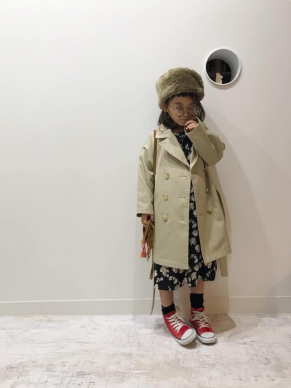 「ロシアン帽、花柄ワンピース、トレンチコート、コンバース、赤コンバース、ZARA、めがね、フリンジ」｜「3coinsのアイテム（帽子、ベージュ系）」を使った、になこ＊さん（キッズ・110cm）の秋コーディネートの1枚目の写真