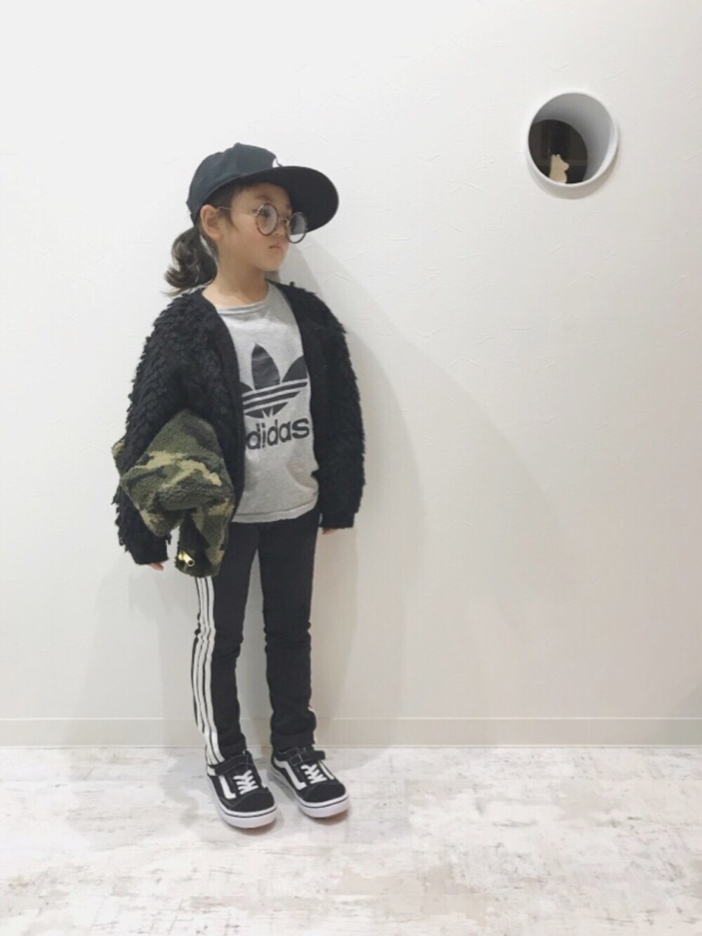 「韓国子供服、ループカーディガン、モノトーン、キャップ、ラインパンツ、VANS、クラッチバッグ、めがね、スポーツミックス」｜「NIKEのNIKE フューチュラキャップ（キャップ、ブラック系）」を使った、になこ＊さん（キッズ・110cm）の秋コーディネートの1枚目の写真
