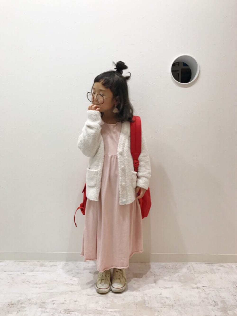 「ジェラート　ピケ(gelato pique)、ロングワンピース、ルームウェア、くすみピンク、ピンク、めがね、おだんごヘアー、パッツン前髪、リュック、o-te-te」｜「ジョリべべのアイテム（ワンピース、ホワイト系）」を使った、になこ＊さん（キッズ・110cm）の秋コーディネートの1枚目の写真