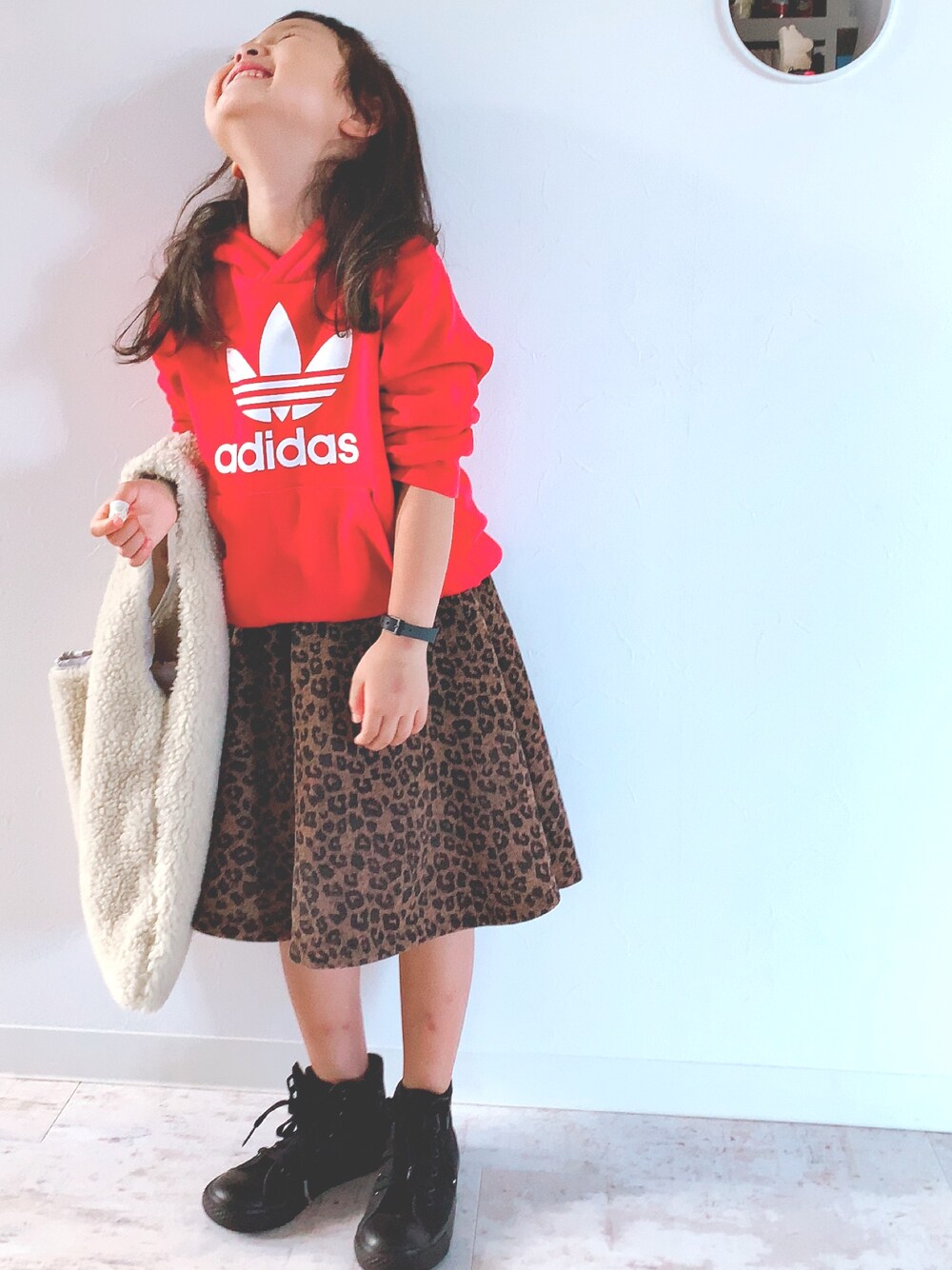 「スポーツミックス、adidas、adidas originals、レオパード、コンバース、もこもこ、トートバッグ、パーカー」｜「adidasの【adicolor】 パーカー [TREFOIL HOODIE]（パーカー、レッド系）」を使った、になこ＊さん（キッズ・110cm）の秋コーディネートの1枚目の写真