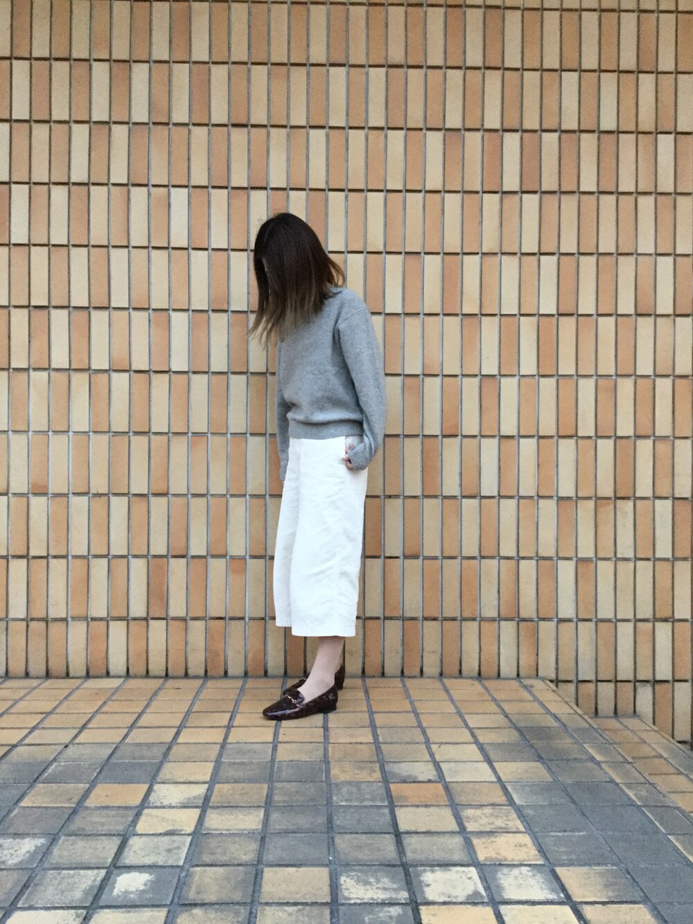 ブラウン系のローファーを着用したレディースの冬コーディネートの1枚目の写真