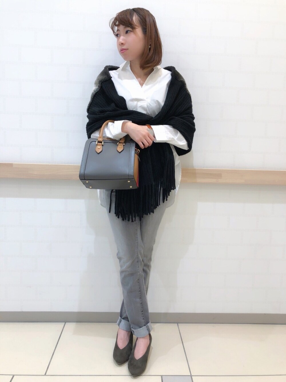 「冬コーデ、アメリカンホリック、AMERICANHOLIC、AMERICAN HOLIC、アメホリ、ストライプインターナショナル、デニム、デニムパンツ、モノトーンコーデ、シャツスタイル」｜「AMERICAN HOLICの・スキッパーシャツ（シャツ/ブラウス、ホワイト系）」を使った、︎︎︎︎mai‪︎‬🌷*ﾟさん（レディース・154cm）の秋コーディネートの1枚目の写真