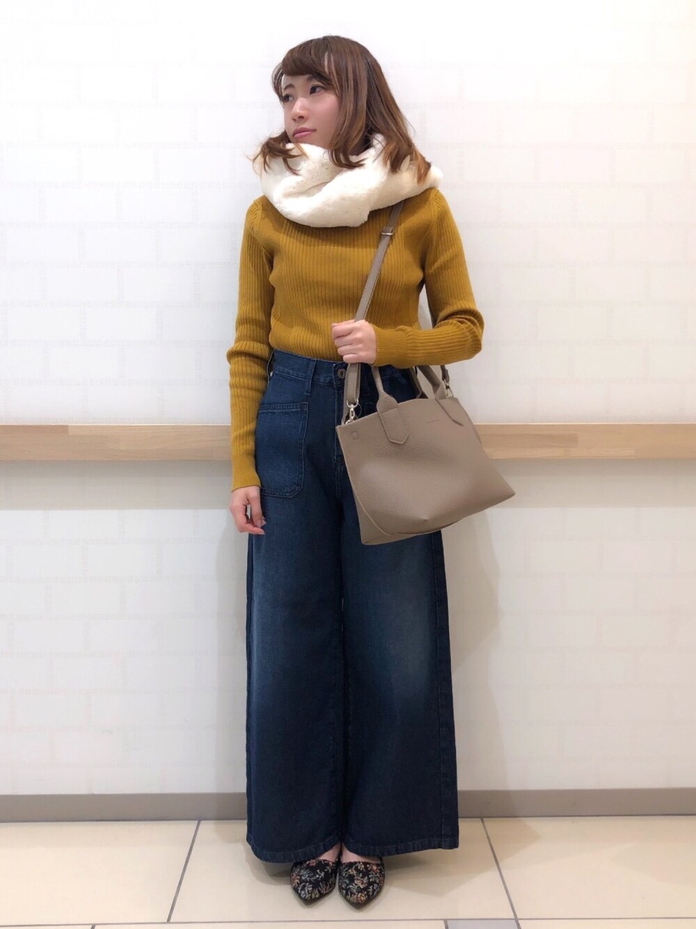 「大人カジュアル、アメリカンホリック、AMERICANHOLIC、AMERICAN HOLIC、ストライプインターナショナル、デニムワイドパンツ、ワイドパンツ、タートルネック、デニム」｜「AMERICAN HOLICの・ファースヌード（ストール/ショール、ホワイト系）」を使った、︎︎︎︎mai‪︎‬🌷*ﾟさん（レディース・154cm）の秋コーディネートの1枚目の写真