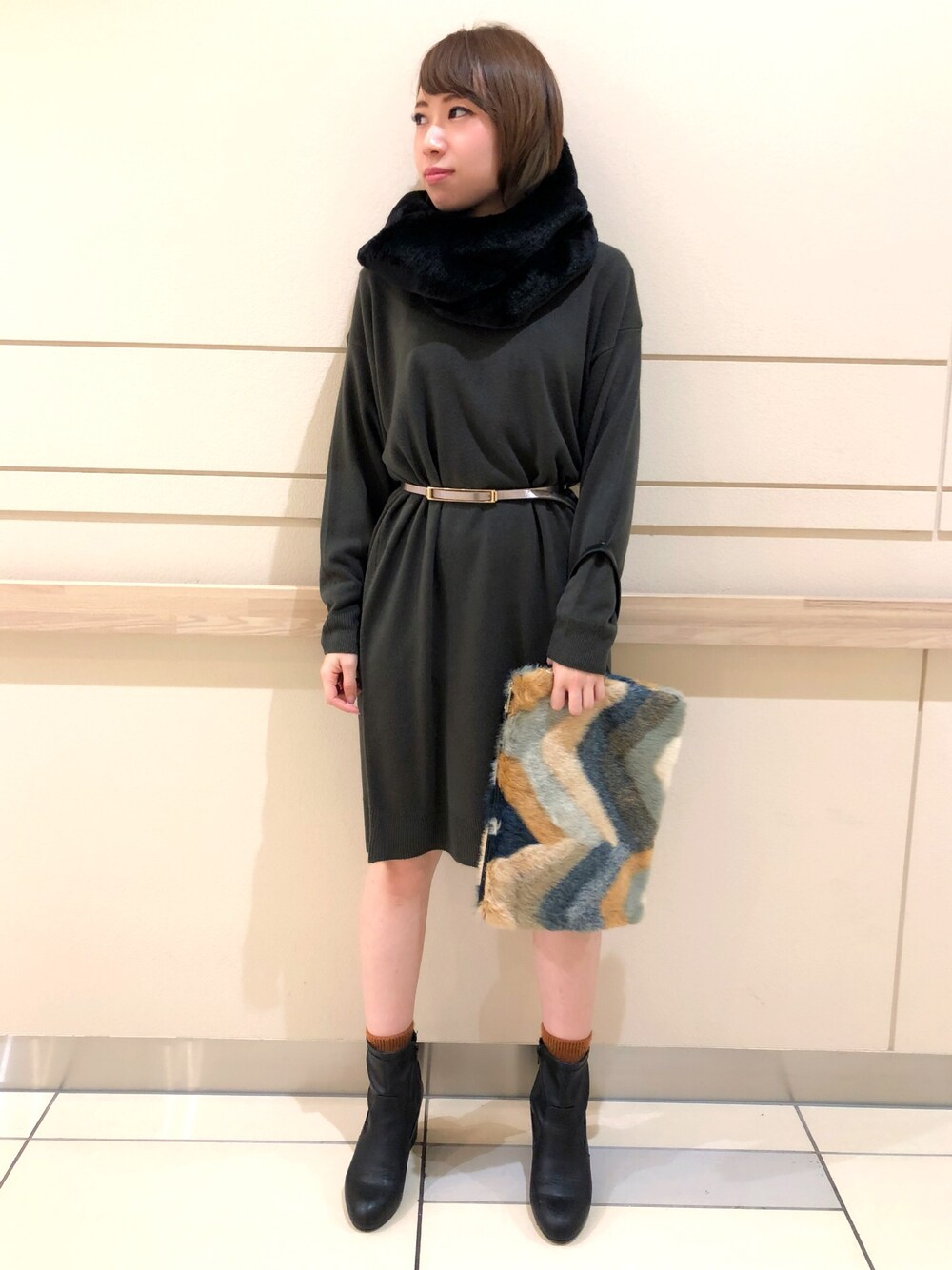 「シンプルコーデ、ワンピース、カーキ、スヌード、ファー小物、冬、アメリカンホリック、AMERICANHOLIC、AMERICAN HOLIC、ストライプインターナショナル」｜「AMERICAN HOLICの・ファースヌード（ストール/ショール、ブラック系）」を使った、︎︎︎︎mai‪︎‬🌷*ﾟさん（レディース・154cm）の秋コーディネートの1枚目の写真