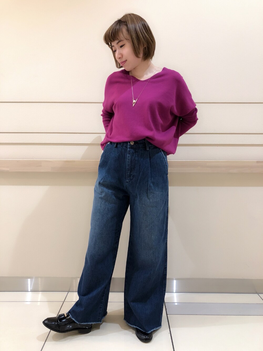 「アメホリ、アメリカンホリック、AMERICAN HOLIC、AMERICANHOLIC、ワイドパンツ、デニム、春コーデ、大人カジュアル、シンプルコーデ、ニット」｜「AMERICAN HOLICのV字メタル×パールトップネックレス（ネックレス、ゴールド系）」を使った、︎︎︎︎mai‪︎‬🌷*ﾟさん（レディース・154cm）の冬コーディネートの1枚目の写真