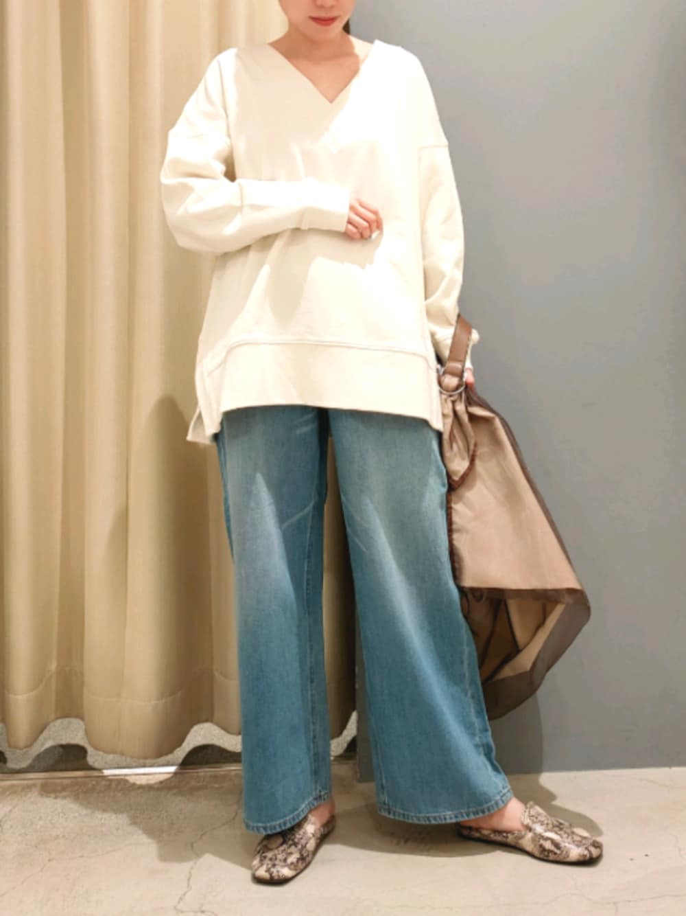 「アメホリ、AMERICAN HOLIC、アメリカンホリック、おしゃれさんと繋がりたい、ootd、カジュアル、低身長、パンツスタイル、デニム、プチプラ」｜「AMERICAN HOLICのVネックドロップショルダー裏毛プルオーバー（トップス、ホワイト系）」を使った、︎︎︎︎mai‪︎‬🌷*ﾟさん（レディース・154cm）の春コーディネートの1枚目の写真