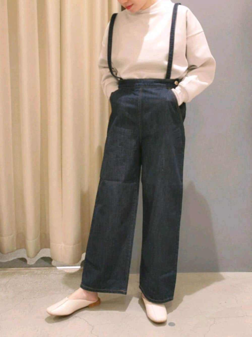 「アメホリ、AMERICAN HOLIC、アメリカンホリック、おしゃれさんと繋がりたい、デニム、シンプル、低身長、プチプラ、大人カジュアル、春コーデ」｜「AMERICAN HOLICの肩紐付きデニムパンツ　＊（その他パンツ、ブルー系）」を使った、︎︎︎︎mai‪︎‬🌷*ﾟさん（レディース・154cm）の春コーディネートの1枚目の写真
