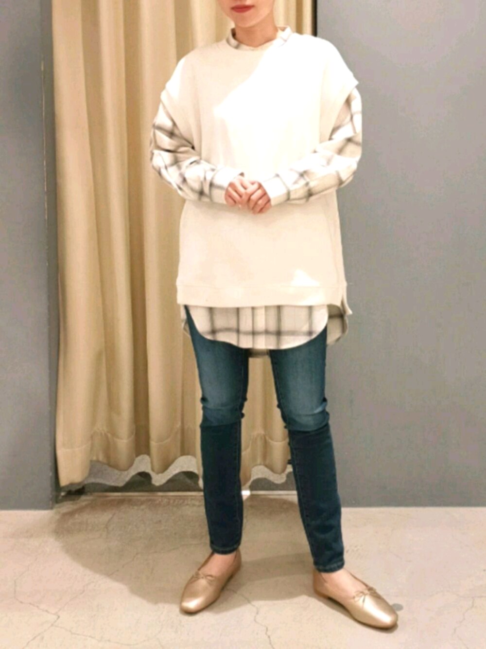 「アメホリ、AMERICAN HOLIC、アメリカンホリック、プチプラ、低身長、シンプル、大人カジュアル、おしゃれさんと繋がりたい、デニム、ootd」｜「AMERICAN HOLICのクルーネック裏毛ベスト　＊（ベスト、ホワイト系）」を使った、︎︎︎︎mai‪︎‬🌷*ﾟさん（レディース・154cm）の春コーディネートの1枚目の写真