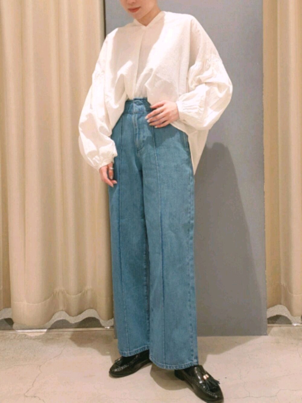 「アメホリ、アメリカンホリック、AMERICAN HOLIC、デニム、プチプラ、低身長、シンプル、おしゃれさんと繋がりたい、ootd、大人カジュアル」｜「AMERICAN HOLICの袖ギャザースキッパーシャツ（シャツ/ブラウス、ホワイト系）」を使った、︎︎︎︎mai‪︎‬🌷*ﾟさん（レディース・154cm）の春コーディネートの1枚目の写真