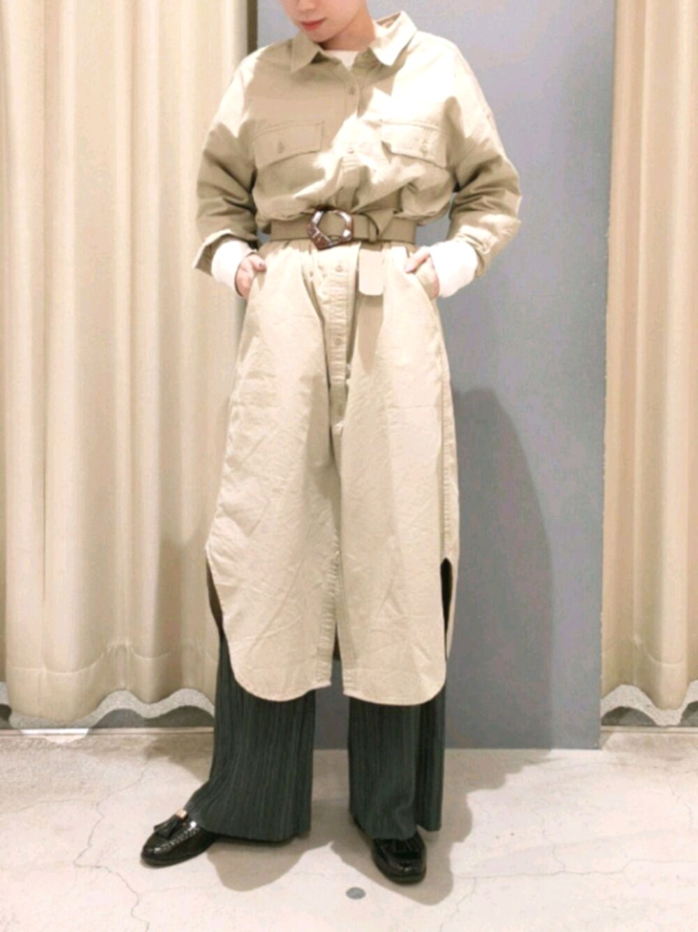 「アメリカンホリック、アメホリ、AMERICAN HOLIC、プチプラ、低身長、おしゃれさんと繋がりたい、ootd、プリーツパンツ、大人カジュアル、シャツワンピ」｜「AMERICAN HOLICの綿CPOシャツワンピース（ワンピース、ベージュ系）」を使った、︎︎︎︎mai‪︎‬🌷*ﾟさん（レディース・154cm）の春コーディネートの1枚目の写真