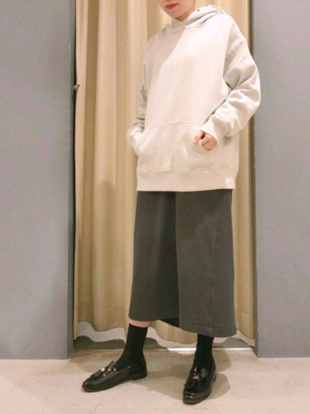「AMERICAN HOLIC、アメリカンホリック、アメホリ、大人カジュアル、プチプラ、低身長、シンプル、おしゃれさんと繋がりたい、ootd、パーカー」｜「AMERICAN HOLICのリブタイトスカート（スカート、グレー系）」を使った、︎︎︎︎mai‪︎‬🌷*ﾟさん（レディース・154cm）の春コーディネートの1枚目の写真